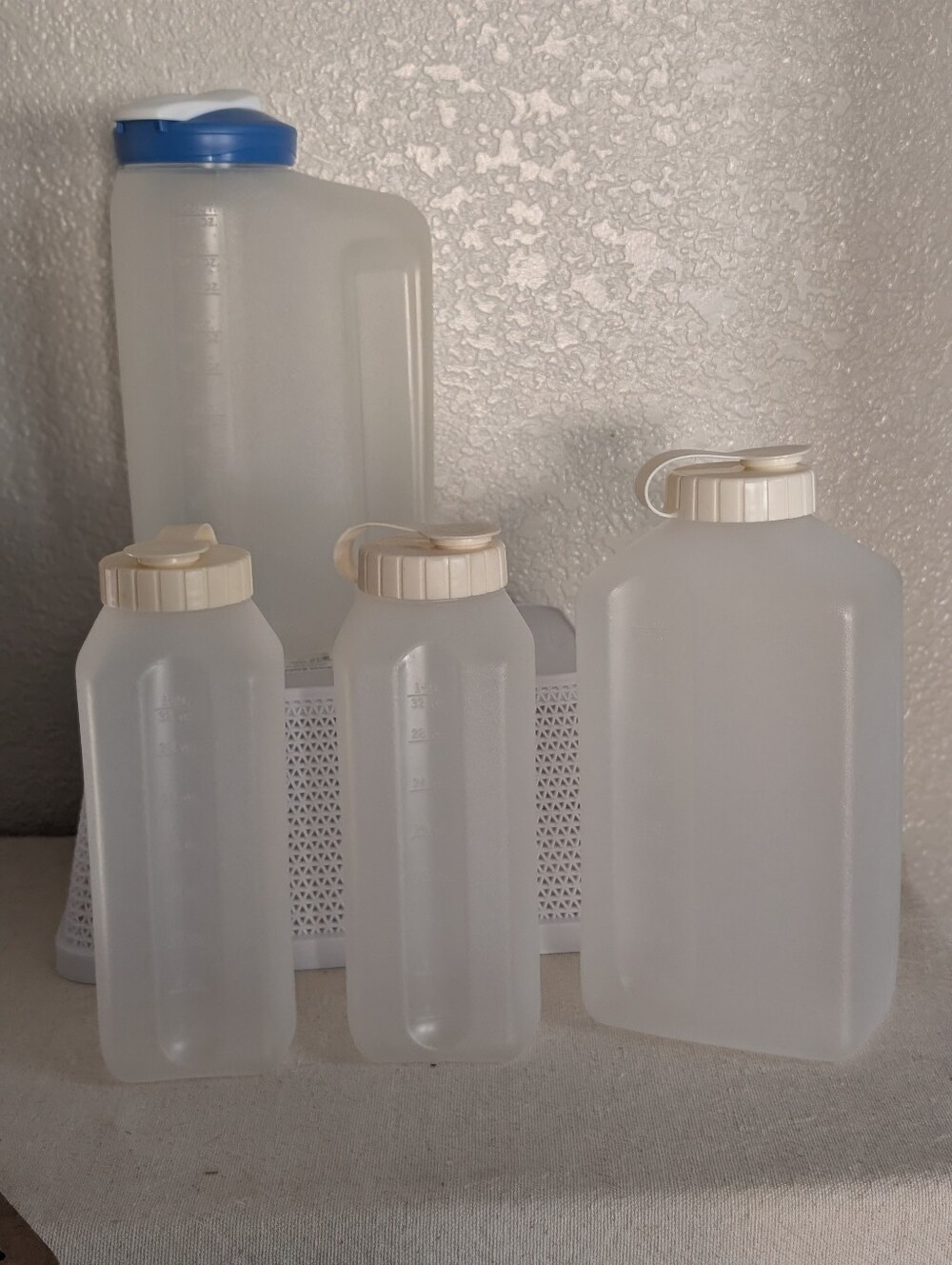 Rubbermaid 4 pc bundle pitcher bottles beige lids 1 QT 2 QT 2.75 QT plastic